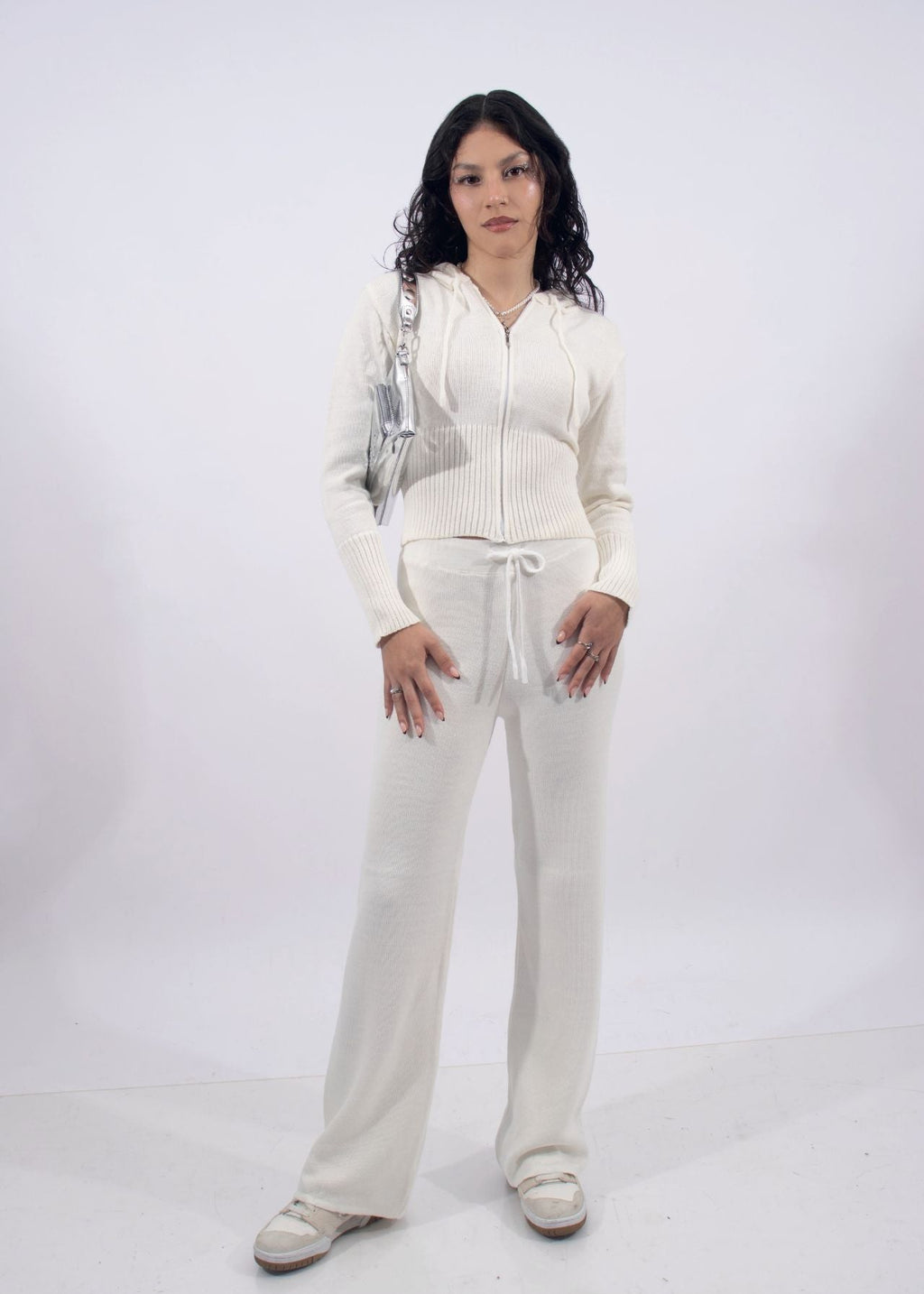 Set de dos piezas en tejido suave: hoodie con cierre y capucha + pantalón flare de caída fluida.
Diseñado para un look cómodo, femenino y moderno.
Talla standard.