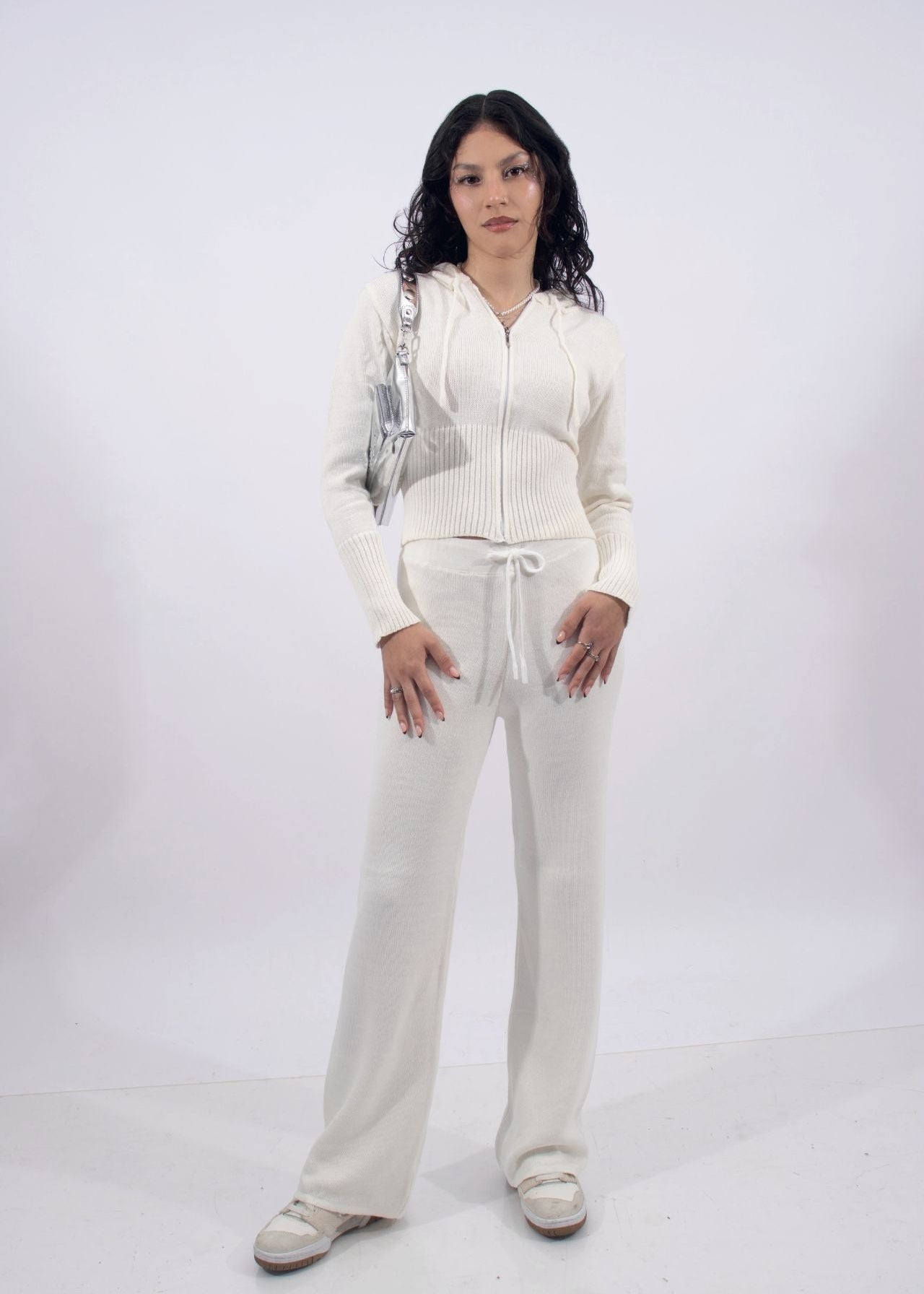 Set de dos piezas en tejido suave: hoodie con cierre y capucha + pantalón flare de caída fluida.
Diseñado para un look cómodo, femenino y moderno.
Talla standard.