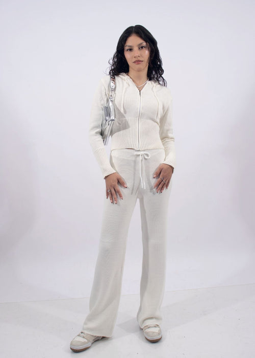 Set de dos piezas en tejido suave: hoodie con cierre y capucha + pantalón flare de caída fluida.
Diseñado para un look cómodo, femenino y moderno.
Talla standard.