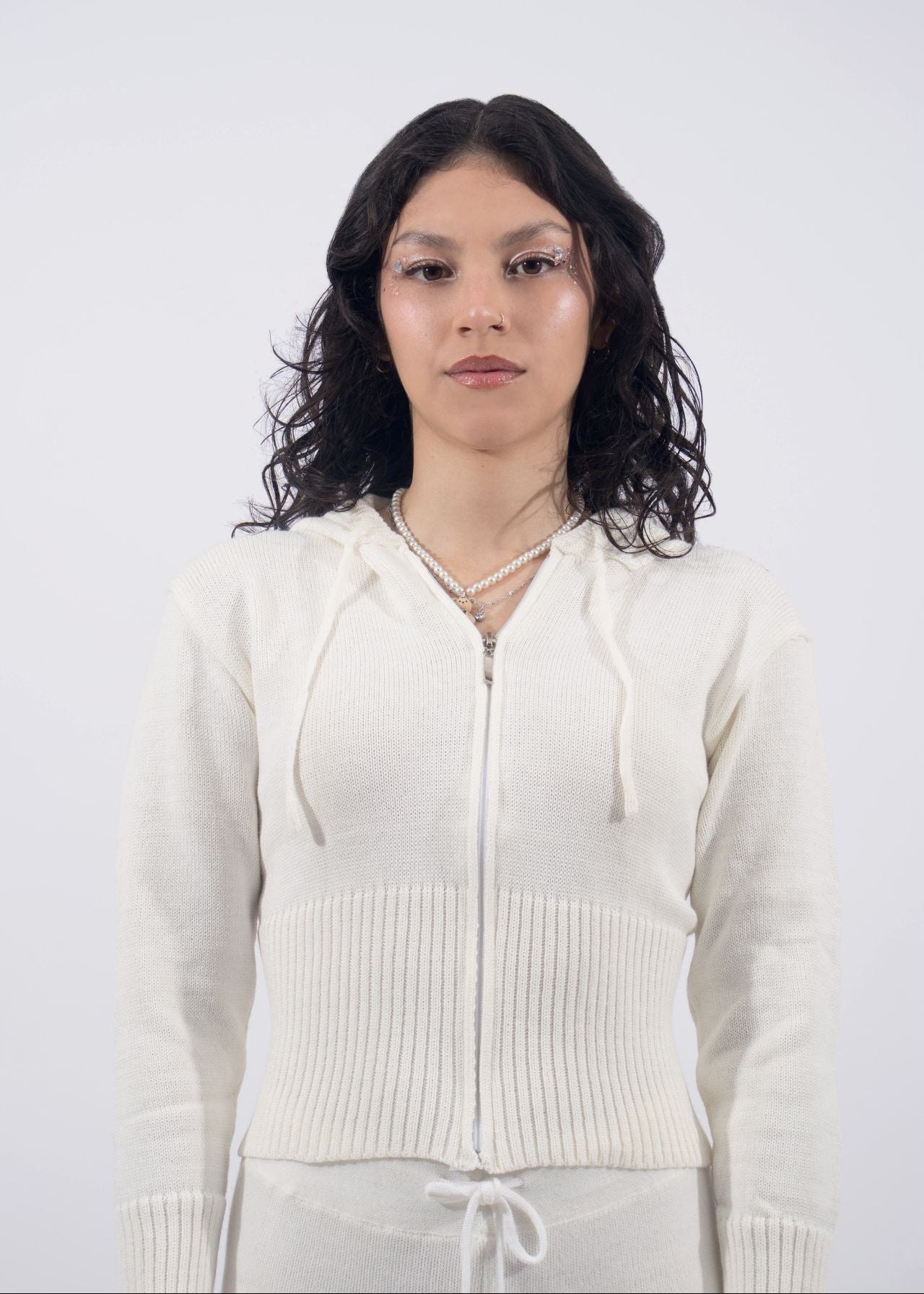 Set de dos piezas en tejido suave: hoodie con cierre y capucha + pantalón flare de caída fluida.
Diseñado para un look cómodo, femenino y moderno.
Talla standard.