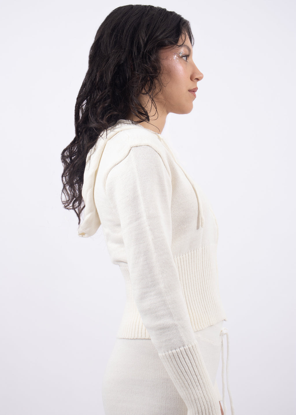 Set de dos piezas en tejido suave: hoodie con cierre y capucha + pantalón flare de caída fluida.
Diseñado para un look cómodo, femenino y moderno.
Talla standard.