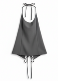 reinterpreta el halter clásico a través de una silueta fluida y un diseño de espalda abierta con lazadas ajustables que realzan la figura de manera sutil.

