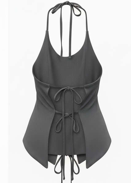 reinterpreta el halter clásico a través de una silueta fluida y un diseño de espalda abierta con lazadas ajustables que realzan la figura de manera sutil.

