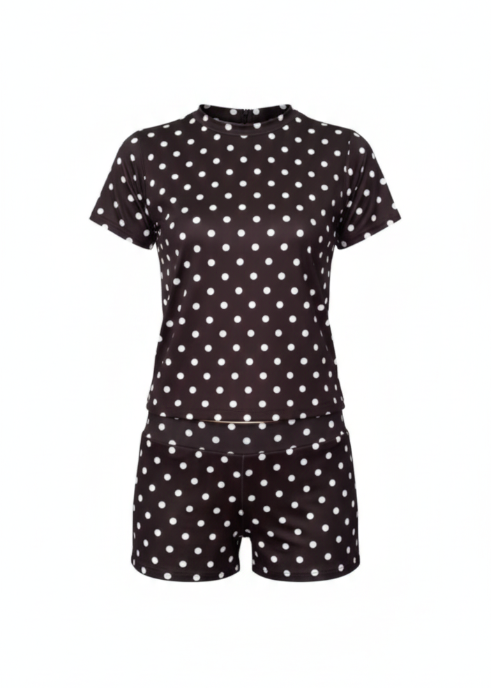 Set de dos piezas con print de lunares: top de manga corta y short de tiro medio.
Tela suave y elástica que cede y se adapta al cuerpo, brindando confort y un calce cómodo.
Talla standard.