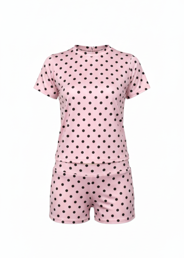 Set de dos piezas con print de lunares: top de manga corta y short de tiro medio.
Tela suave y elástica que cede y se adapta al cuerpo, brindando confort y un calce cómodo.
Talla standard.