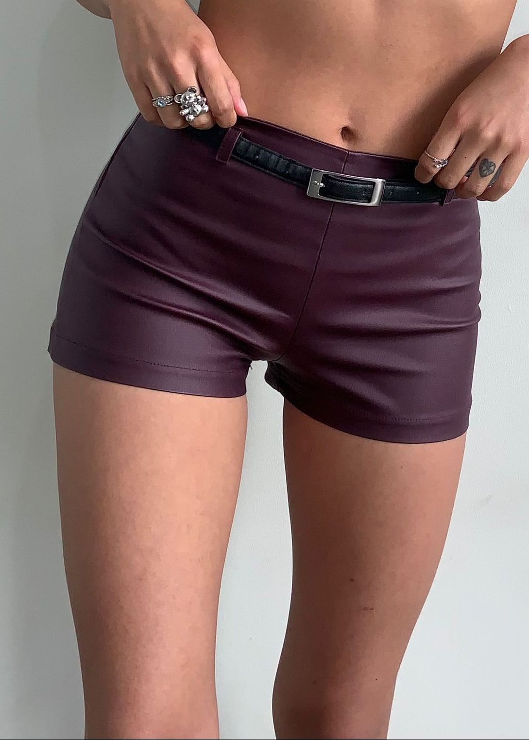 Mini short confeccionado en cuerina stone, una tela de textura suave con acabado elegante que cede y se adapta al cuerpo, ofreciendo un calce cómodo y favorecedor.

Presenta un diseño limpio y minimal, con tiro medio y silueta recta, ideal para estilizar la figura. Cuenta con cierre invisible al costado, que mantiene un acabado prolijo sin interrumpir la estética de la prenda.

